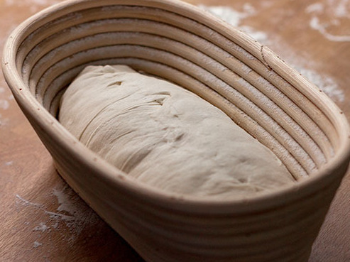 Хлеб в ротанговой корзине