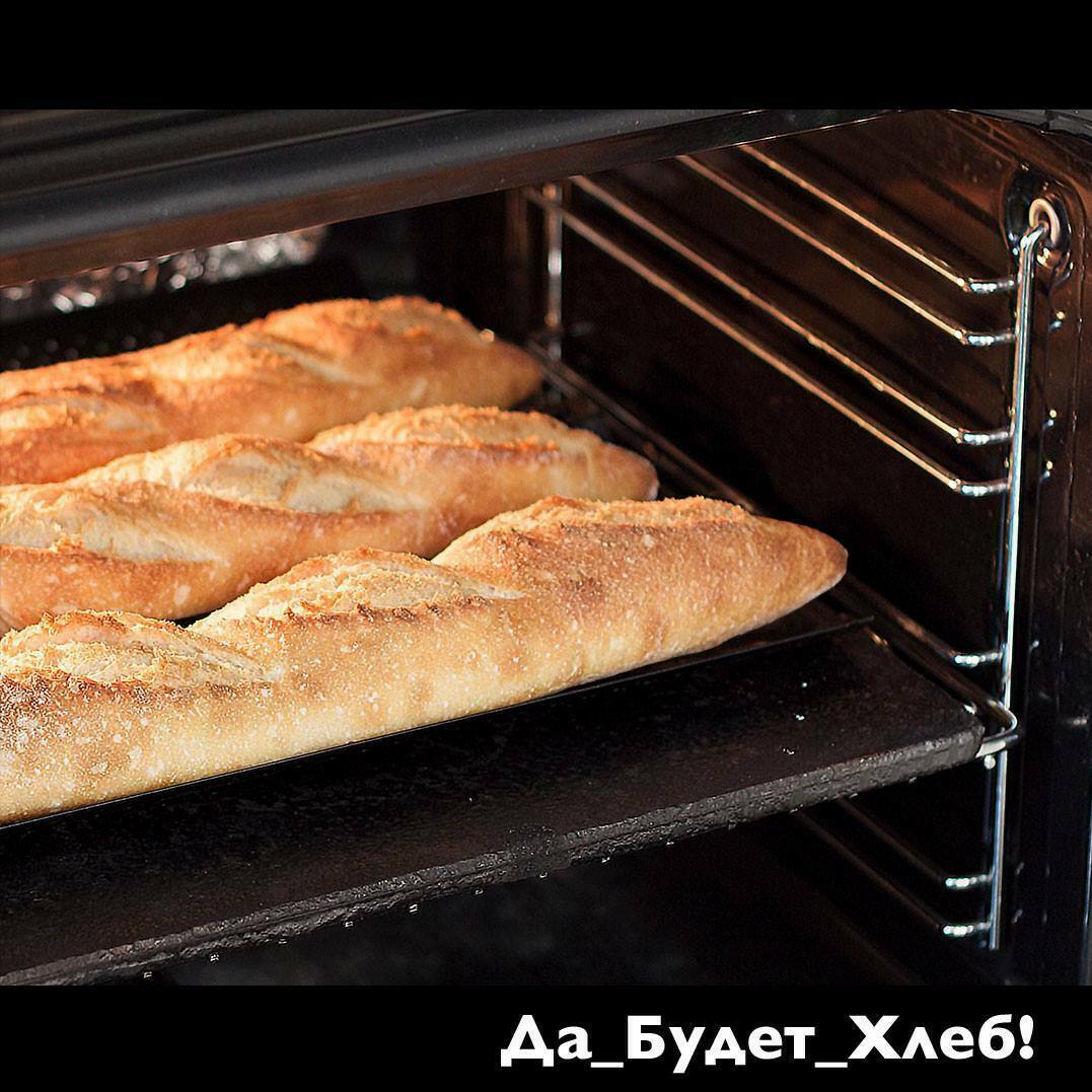 Хлеб багет испеченный на стальном листе