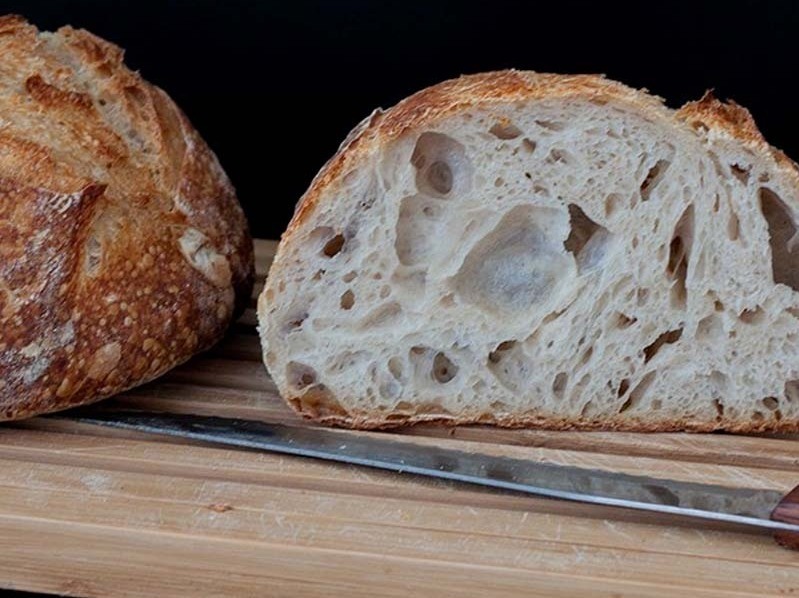 Хлеб с большими порами испеченный в домашней духовке