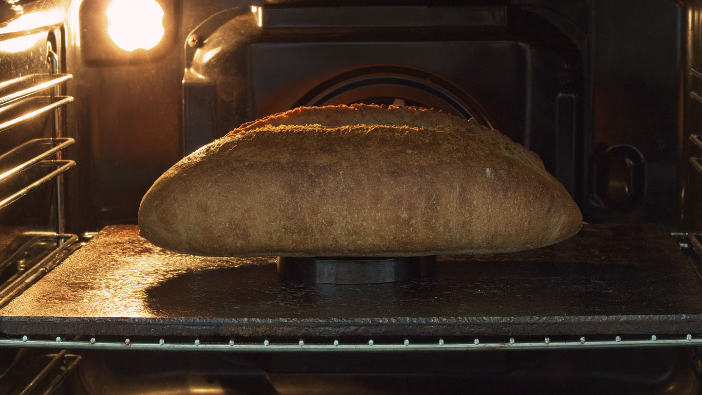 Под для выпечки хлеба с хлебом в духовке