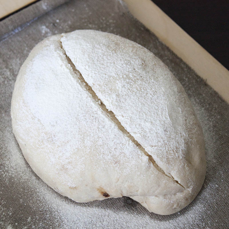 Надрезание хлеба лезвием перед выпечкой
